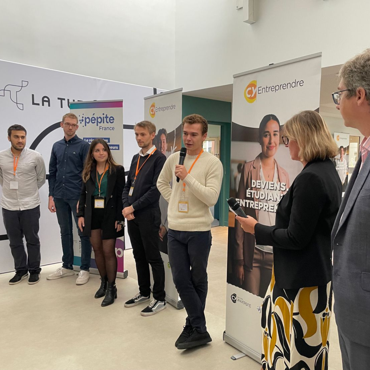 Pitch des étudiants entrepreneurs durant l'inauguration de CY Entreprendre